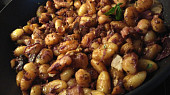 Restované gnocchi s červeným zelím a bůčkem (aneb "CDD")