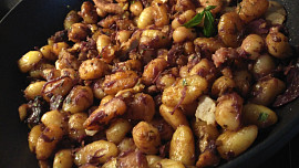 Restované gnocchi s červeným zelím a bůčkem (aneb "CDD")