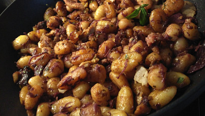 Restované gnocchi s červeným zelím a bůčkem (aneb "CDD")