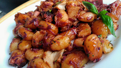 Restované gnocchi s červeným zelím a bůčkem (aneb "CDD")