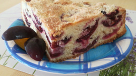 Švestkový koláč v dortové formě