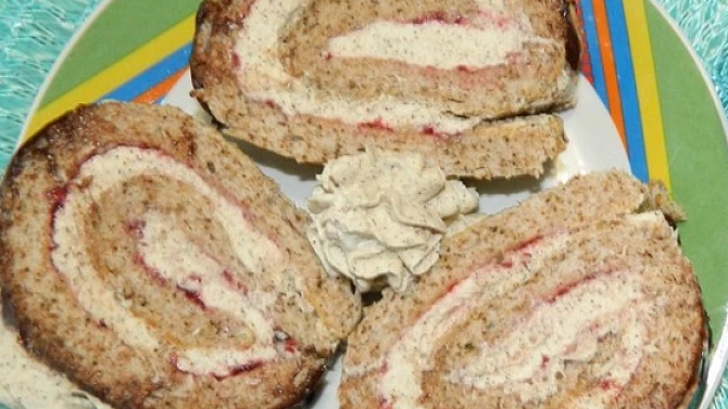 Bílková roláda s kávovou šlehačkou