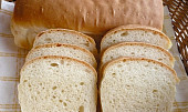 Bílý chléb (Pečeno v troubě v chlebíčkové formě. Místo sušeného droždí je 18 g čerstvého.)