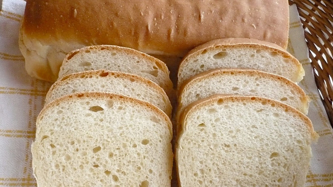 Bílý chléb, Pečeno v troubě v chlebíčkové formě. Místo sušeného droždí je 18 g čerstvého.