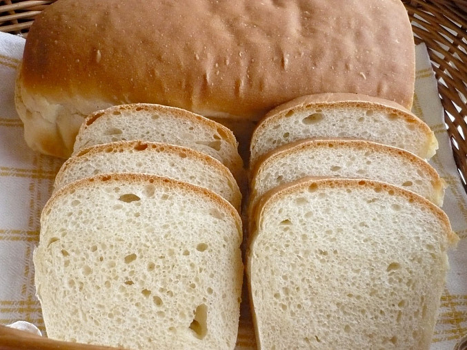 Bílý chléb, Pečeno v troubě v chlebíčkové formě. Místo sušeného droždí je 18 g čerstvého.