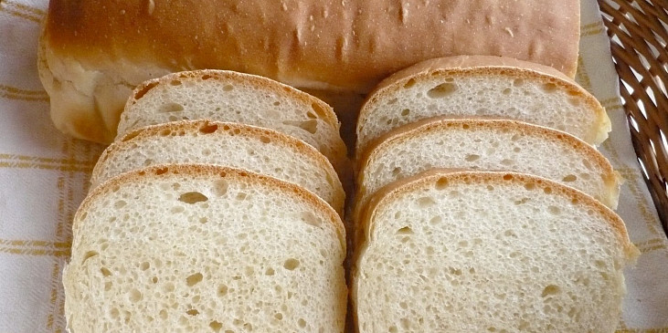 Bílý chléb (Pečeno v troubě v chlebíčkové formě. Místo…)