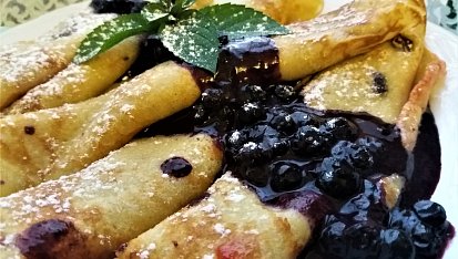 Brusinkové palačinky s borůvkovým přelivem