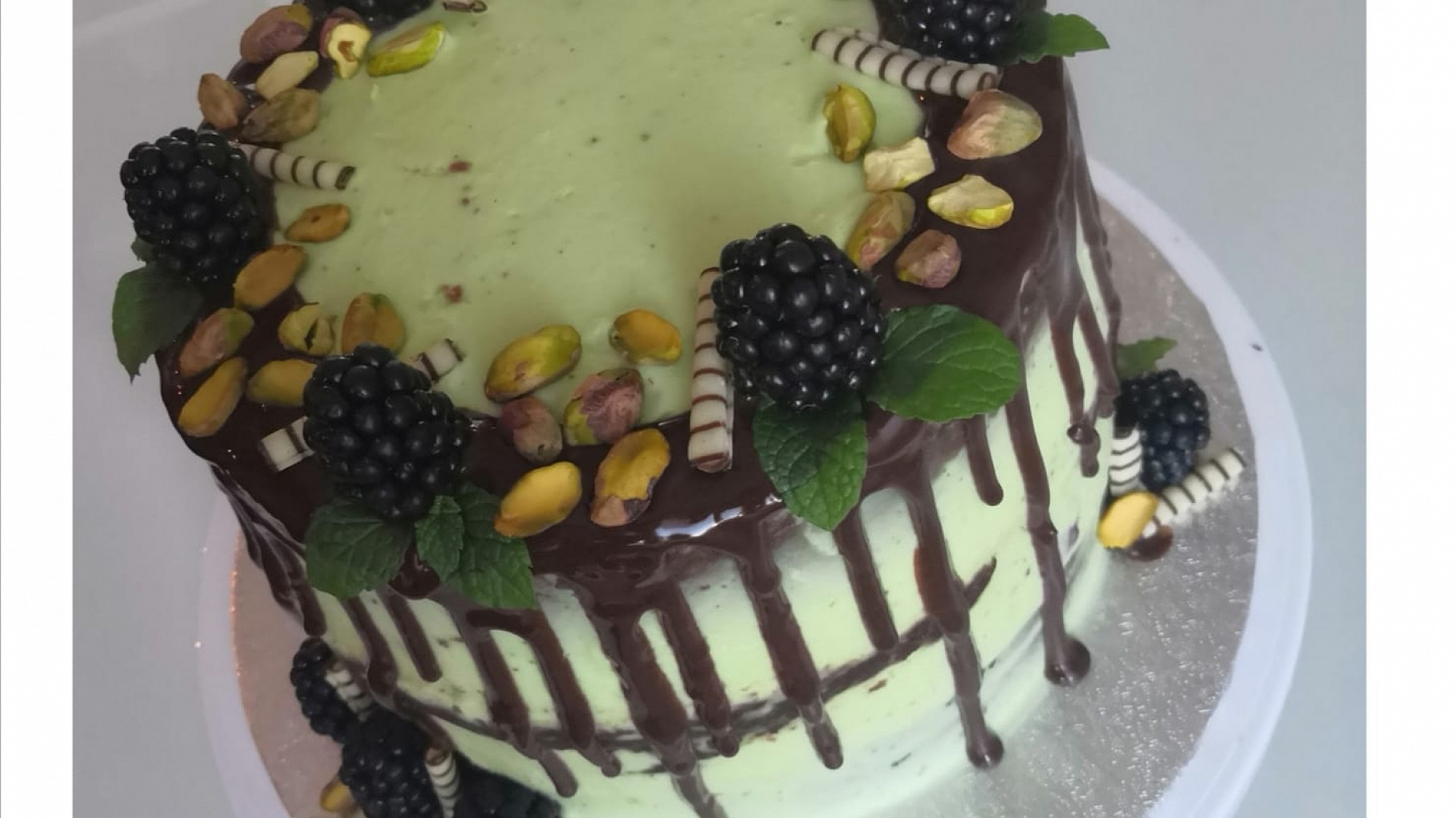 Čokoládový dort s pistáciovým krémem a ganache polevou