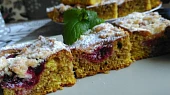 Dvoubarevný kokosový moučník z podmáslí se švestkami