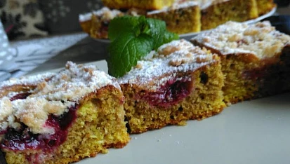 Dvoubarevný kokosový moučník z podmáslí se švestkami