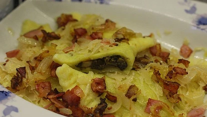 Houbové pirožky s kyselým zelím