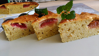 Křehký švestkovo-jablečný moučník