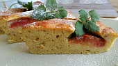 Křehký švestkovo-jablečný moučník