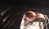 Kuře grilované v troubě (Grilovala jsem si pro sebe jen 2 stehýnka na malé mřížce - to jsou syrová stehna)