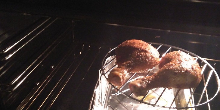 Kuře grilované v troubě (Grilovala jsem si pro sebe jen 2 stehýnka na malé…)