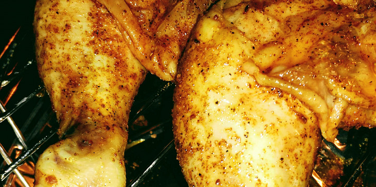 Kuře grilované v troubě (V polovině grilování)