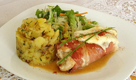 Kuřecí prso obalené Schwarzwaldskou šunkou, s Hermelínem a šťouchané brambory s česnekem