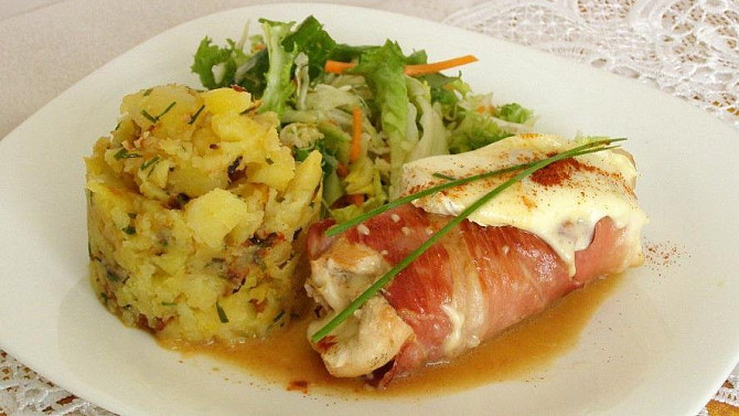 Kuřecí prso obalené Schwarzwaldskou šunkou, s Hermelínem a šťouchané brambory s česnekem, Kuřecí prso obalené ve schwardzwaldské šunce s hermelínem