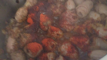 Kuřecí srdce podle režiséra Zdenka Trošky, Srdíčka necháme na cibulce osmahnout tak, aby se zatáhly, přidáme pepř, ml. kmín a papriku.