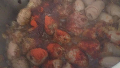 Kuřecí srdce podle režiséra Zdenka Trošky, Srdíčka necháme na cibulce osmahnout tak, aby se zatáhly, přidáme pepř, ml. kmín a papriku.