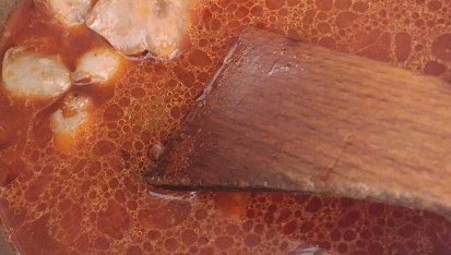 Kuřecí srdce podle režiséra Zdenka Trošky, Koření rozmícháme, podlijeme a dusíme pod pokličkou doměkka.
