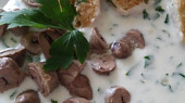 Kuřecí srdíčka ve smetanovo-petrželkové omáčce