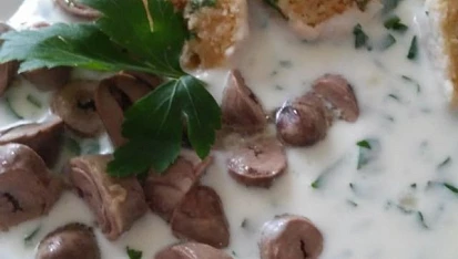 Kuřecí srdíčka ve smetanovo-petrželkové omáčce