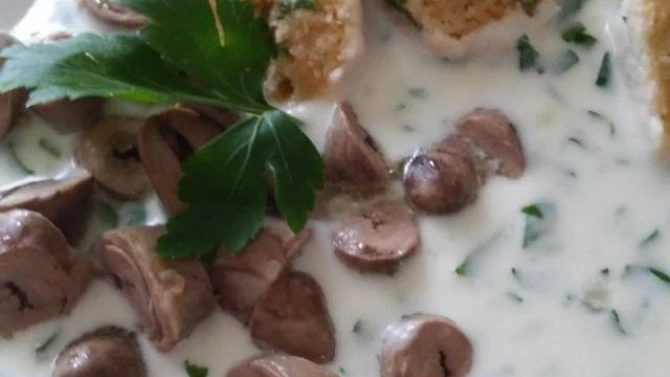 Kuřecí srdíčka ve smetanovo-petrželkové omáčce