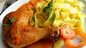 Kuřecí stehna na barevných paprikách a majoránce