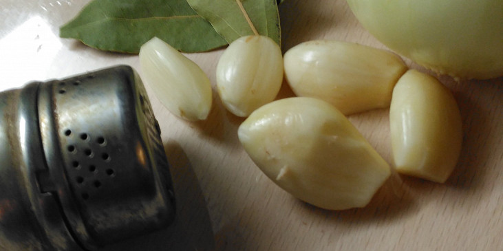 Ovarové koleno a 4 jídla z vařeného kolena (Cibuli, česnek a bobkový list dávám do hrnce…)