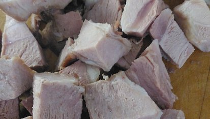 Ovarové koleno a 4 jídla z vařeného kolena, Samozřejmě přidám i pokrájené masíčko, aby mělo tu správnou chuť guláše, společně ještě povařím.