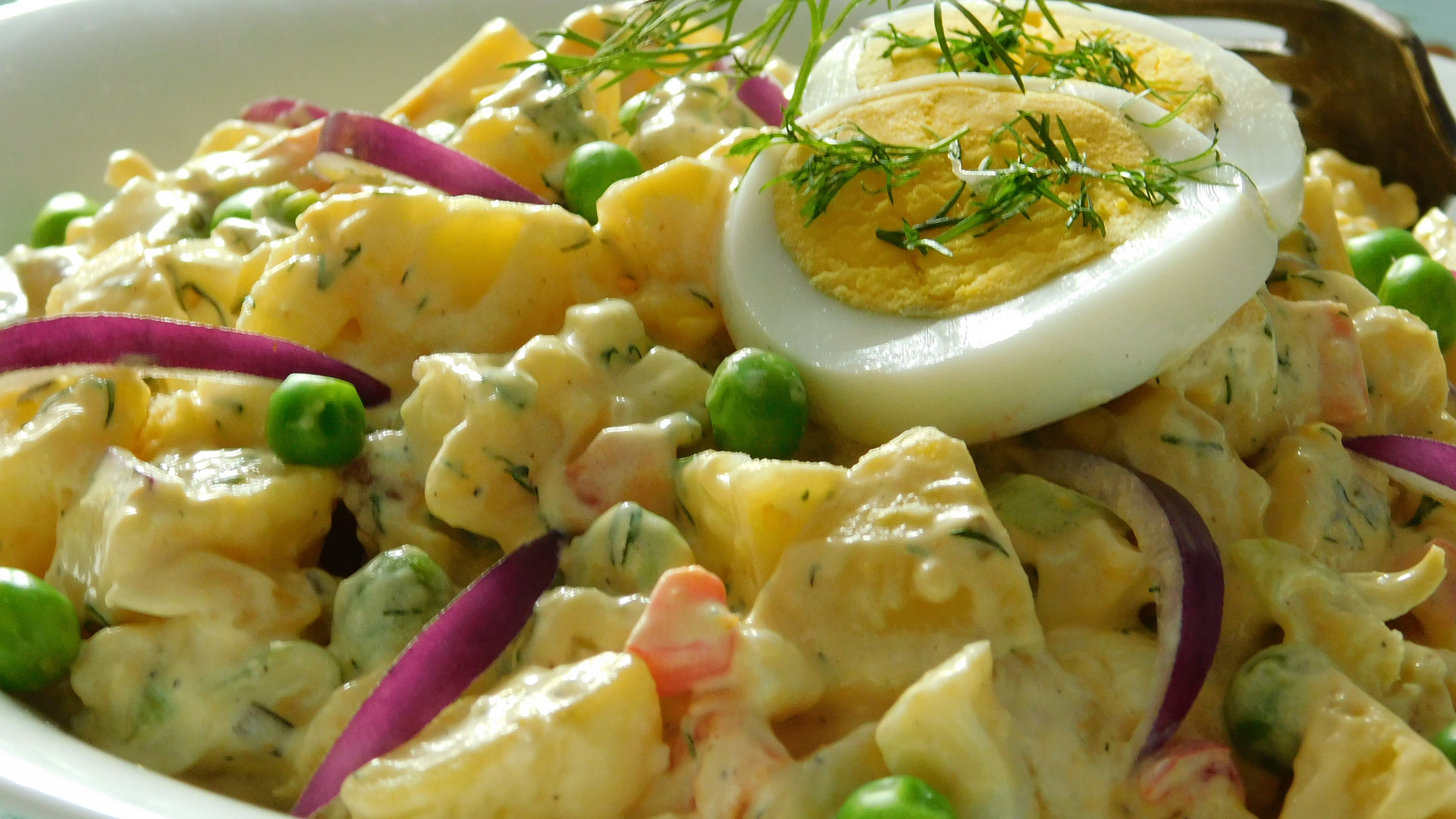 Pečené brambory v salátu s vejci a zeleninou