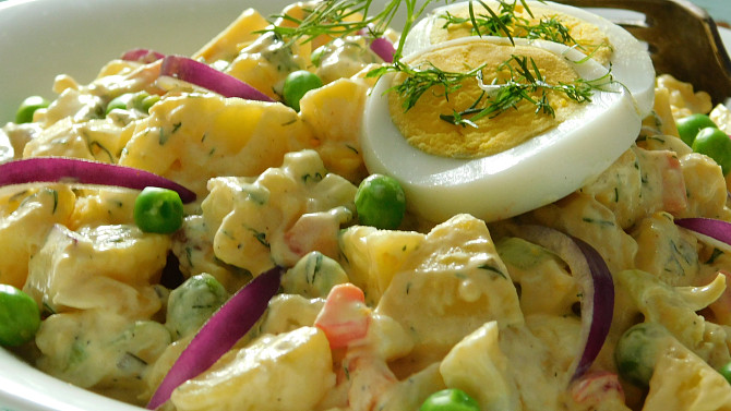Pečené brambory v salátu s vejci a zeleninou