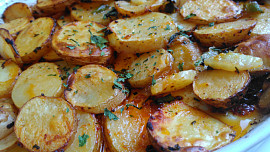 Pečené cibulkové brambory s bylinkami