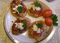 Placičky z vařených brambor se salsou a sýrem