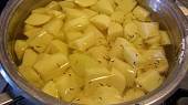 Placičky z vařených brambor se salsou a sýrem
