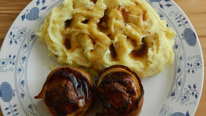 Plněná cibule v anglické slanině