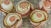 Plněná cibule v anglické slanině