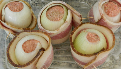 Plněná cibule v anglické slanině