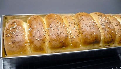 Slané buchty se škvarkovou náplní z chlebíčkové formy
