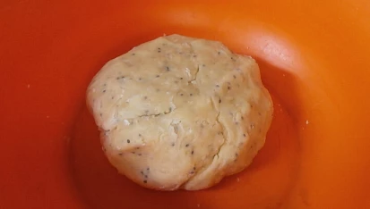Špenátový koláč s rajčaty, těsto uhnětené