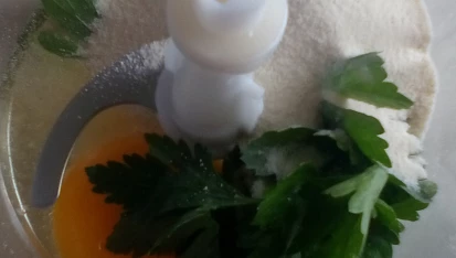 Strouhání do polévky vyrobené v sekáčku (čopru)