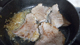 Vepřová kotleta na lesních houbách