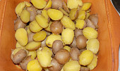 Brambory zapékané s lesními houbami a arašídovým máslem