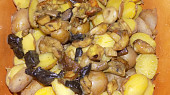 Brambory zapékané s lesními houbami a arašídovým máslem