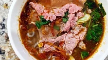Bún bò Huế (tradiční vietnamská polévka z města Hue)