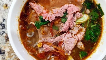 Bún bò Huế (tradiční vietnamská polévka z města Hue)