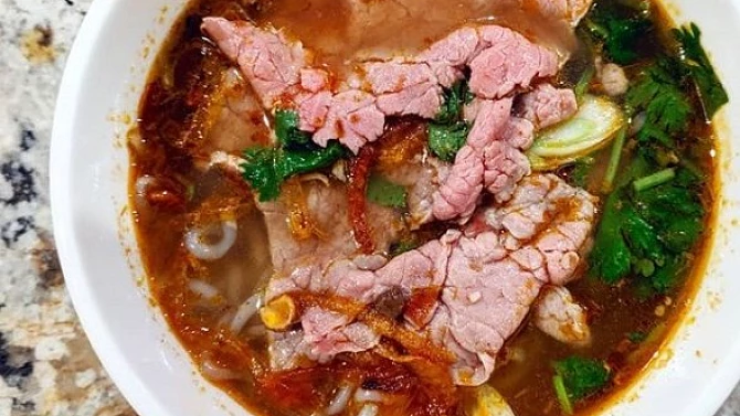 Bún bò Huế (tradiční vietnamská polévka z města Hue)