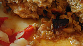 Kuře pod peřinkou podle Mariána Labudy, Na fotce je vidět vykukující kousek kuřete pod peřinkou z mletého masa