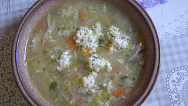Kuřecí polévka s krupicovo-sýrovými noky